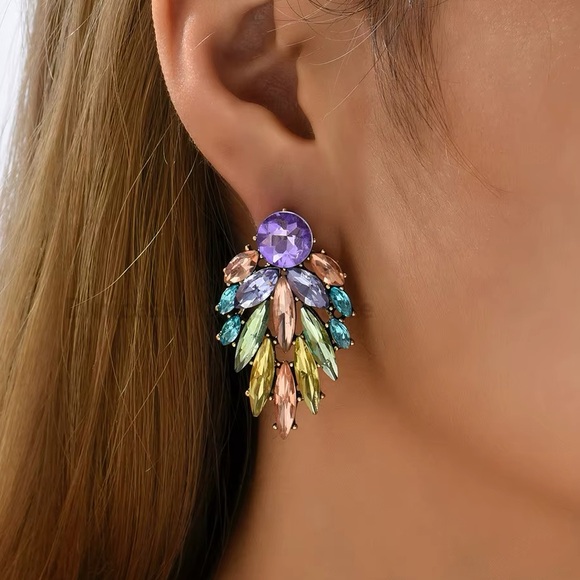 - 💗Beautiful GoldTone Colorful Floral Crystal Earrings - Picture 3 of 17